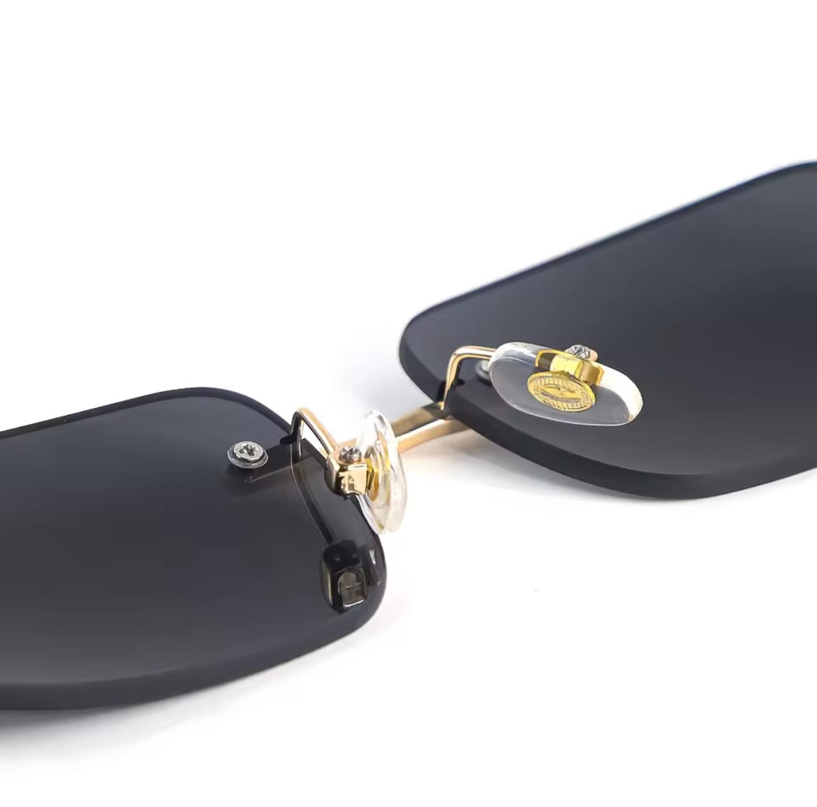 LENTES DE SOL SIN MARCO OSCURO DORADO